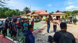 Petugas mengevakuasi puluhan calon pekerja migran Indonesia yang hendak diberangkatkan secara ilegal ke Malaysia dalam pengungkapan kasus TPPO di Dumai, Riau. (Posnews/TVOne)