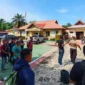 Petugas mengevakuasi puluhan calon pekerja migran Indonesia yang hendak diberangkatkan secara ilegal ke Malaysia dalam pengungkapan kasus TPPO di Dumai, Riau. (Posnews/TVOne)