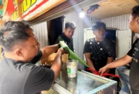 Polisi saat melakukan penggeledahan dan menyita ribuan obat keras ilegal di Penjaringan Jakarta Utara. (Posnews/MR)