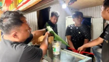 Polisi saat melakukan penggeledahan dan menyita ribuan obat keras ilegal di Penjaringan Jakarta Utara. (Posnews/MR)