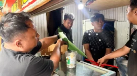 Polisi saat melakukan penggeledahan dan menyita ribuan obat keras ilegal di Penjaringan Jakarta Utara. (Posnews/MR)