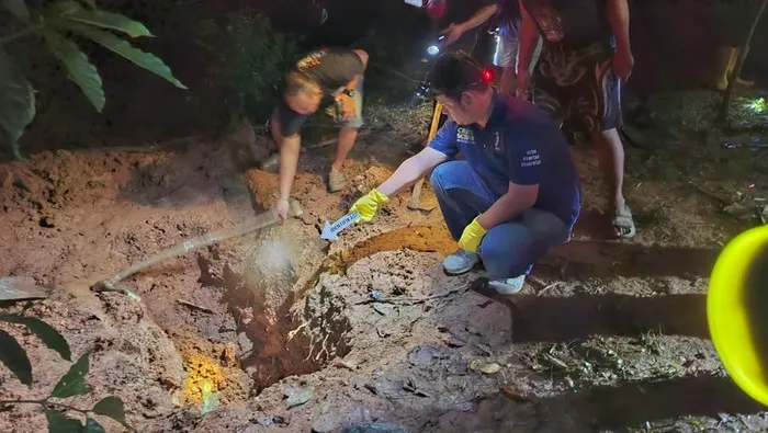 Polisi melakukan olah TKP penemuan jasad korban mutilasi di kebun wilayah Lahat Sumatera Selatan. (Posnews/Ist)