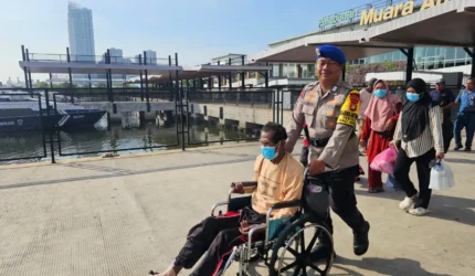 Polisi Hadir untuk Semua, Penumpang Disabilitas Diprioritaskan di Dermaga Kali Adem