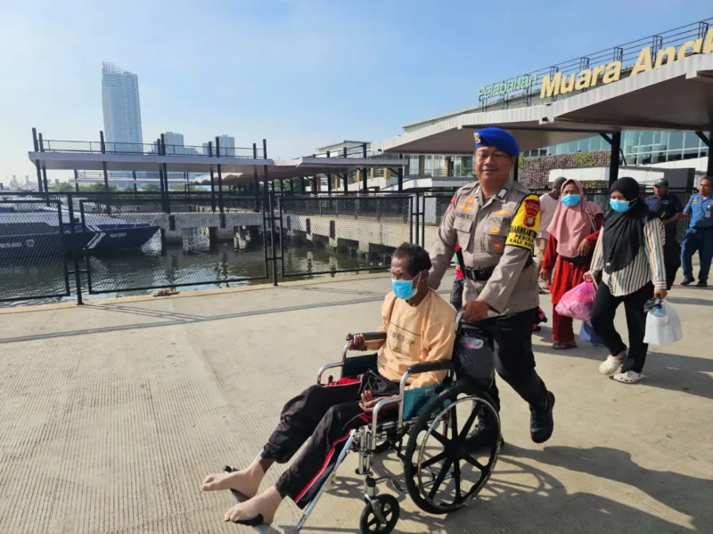 Polisi membantu penumpang kursi roda di Dermaga Kali Adem Muara Angke. (Posnews/Ist)