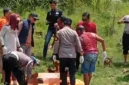 Polisi olah TKP penemuan jasad pria di Sungai Mrican Jombang. (Posnews/Ist)