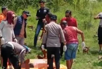 Polisi olah TKP penemuan jasad pria di Sungai Mrican Jombang. (Posnews/Ist)