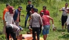 Polisi olah TKP penemuan jasad pria di Sungai Mrican Jombang. (Posnews/Ist)