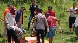 Polisi olah TKP penemuan jasad pria di Sungai Mrican Jombang. (Posnews/Ist)