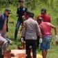 Polisi olah TKP penemuan jasad pria di Sungai Mrican Jombang. (Posnews/Ist)