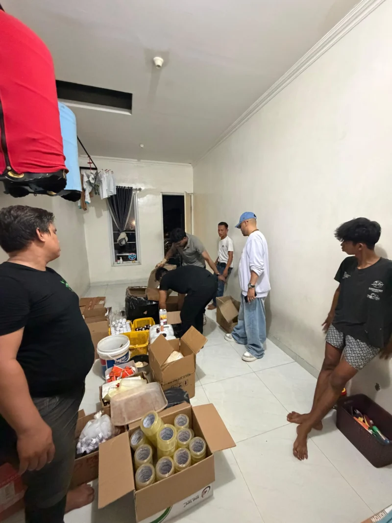 Polisi menggerebek pabrik kosmetik ilegal di Dramaga Bogor. (Posnews/Ist)