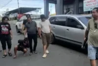 Polisi mengamankan pelaku mutilasi ibu di Lahat yang merupakan residivis kasus kriminal dengan motif judi online. (Posnews/Ist)