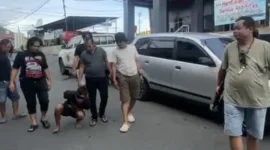 Polisi mengamankan pelaku mutilasi ibu di Lahat yang merupakan residivis kasus kriminal dengan motif judi online. (Posnews/Ist)