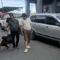 Polisi mengamankan pelaku mutilasi ibu di Lahat yang merupakan residivis kasus kriminal dengan motif judi online. (Posnews/Ist)