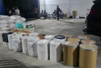 Polisi menunjukkan barang bukti ratusan ribu pil Zenix dan bahan baku narkoba hasil penggerebekan pabrik ilegal di Semarang. (Posnews/Ist)