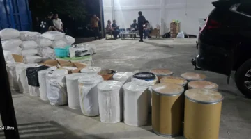 Polisi menunjukkan barang bukti ratusan ribu pil Zenix dan bahan baku narkoba hasil penggerebekan pabrik ilegal di Semarang. (Posnews/Ist)