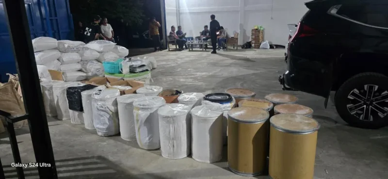 Polisi menunjukkan barang bukti ratusan ribu pil Zenix dan bahan baku narkoba hasil penggerebekan pabrik ilegal di Semarang. (Posnews/Ist)