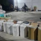 Polisi menunjukkan barang bukti ratusan ribu pil Zenix dan bahan baku narkoba hasil penggerebekan pabrik ilegal di Semarang. (Posnews/Ist)