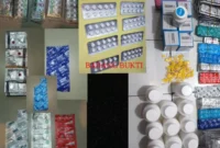 Polisi menunjukkan barang bukti ribuan obat keras ilegal hasil penggerebekan di Sawah Besar Jakarta Pusat. (Posnews/Ist)