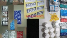 Polisi menunjukkan barang bukti ribuan obat keras ilegal hasil penggerebekan di Sawah Besar Jakarta Pusat. (Posnews/Ist)