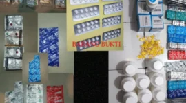 Polisi menunjukkan barang bukti ribuan obat keras ilegal hasil penggerebekan di Sawah Besar Jakarta Pusat. (Posnews/Ist)