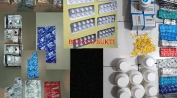 Polisi menunjukkan barang bukti ribuan obat keras ilegal hasil penggerebekan di Sawah Besar Jakarta Pusat. (Posnews/Ist)