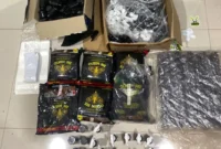 Polisi menunjukkan barang bukti tembakau sintetis dan alat produksi hasil penggerebekan lab narkoba di apartemen Jakarta Pusat. (Posnews/Ist)