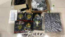 Polisi menunjukkan barang bukti tembakau sintetis dan alat produksi hasil penggerebekan lab narkoba di apartemen Jakarta Pusat. (Posnews/Ist)