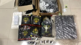 Polisi menunjukkan barang bukti tembakau sintetis dan alat produksi hasil penggerebekan lab narkoba di apartemen Jakarta Pusat. (Posnews/Ist)