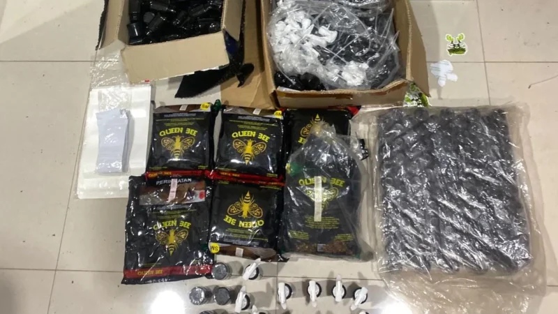 Polisi menunjukkan barang bukti tembakau sintetis dan alat produksi hasil penggerebekan lab narkoba di apartemen Jakarta Pusat. (Posnews/Ist)