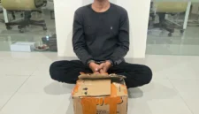 Polisi Bareskrim menunjukkan barang bukti sabu 5 kg hasil pengungkapan jaringan narkoba di Makassar.(Posnews/Ist)