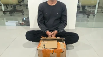 Polisi Bareskrim menunjukkan barang bukti sabu 5 kg hasil pengungkapan jaringan narkoba di Makassar.(Posnews/Ist)