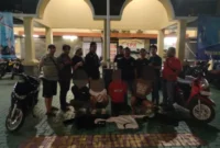 Polisi menunjukkan barang bukti celurit dan motor hasil kejahatan begal di Jakarta Pusat. (Posnews/Ist)