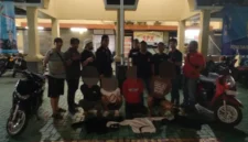 Polisi menunjukkan barang bukti celurit dan motor hasil kejahatan begal di Jakarta Pusat. (Posnews/Ist)