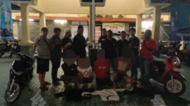 Polisi menunjukkan barang bukti celurit dan motor hasil kejahatan begal di Jakarta Pusat. (Posnews/Ist)