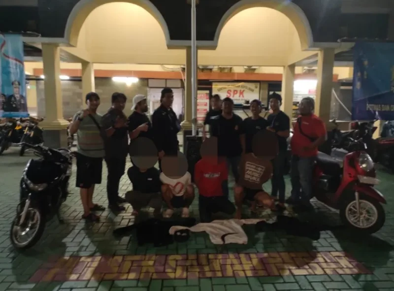 Polisi menunjukkan barang bukti celurit dan motor hasil kejahatan begal di Jakarta Pusat. (Posnews/Ist)