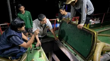 Polisi menyita dua kapal tanker bermuatan 82 ribu kiloliter solar ilegal di perairan Banyuasin, Sumatera Selatan. (Posnews/Ist)