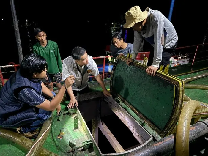 Polisi menyita dua kapal tanker bermuatan 82 ribu kiloliter solar ilegal di perairan Banyuasin, Sumatera Selatan. (Posnews/Ist)