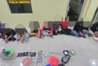 Polisi menggerebek lokasi pesta sabu di pinggir rel kereta Kebon Melati Tanah Abang dan mengamankan sembilan pelaku beserta barang bukti alat hisap dan narkotika. (Posnews/Ist)