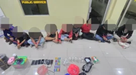 Polisi menggerebek lokasi pesta sabu di pinggir rel kereta Kebon Melati Tanah Abang dan mengamankan sembilan pelaku beserta barang bukti alat hisap dan narkotika. (Posnews/Ist)