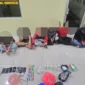 Polisi menggerebek lokasi pesta sabu di pinggir rel kereta Kebon Melati Tanah Abang dan mengamankan sembilan pelaku beserta barang bukti alat hisap dan narkotika. (Posnews/Ist)