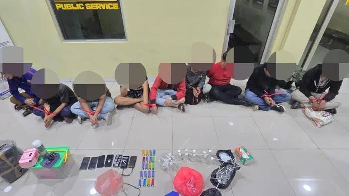 Polisi menggerebek lokasi pesta sabu di pinggir rel kereta Kebon Melati Tanah Abang dan mengamankan sembilan pelaku beserta barang bukti alat hisap dan narkotika. (Posnews/Ist)