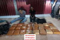 Polisi menunjukkan barang bukti 24 paket ganja seberat 23 kilogram hasil pengungkapan kasus narkoba di Rokan Hulu Riau. (Posnews/Ist)