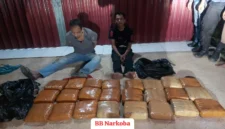 Polisi menunjukkan barang bukti 24 paket ganja seberat 23 kilogram hasil pengungkapan kasus narkoba di Rokan Hulu Riau. (Posnews/Ist)