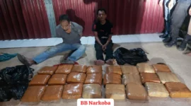 Polisi menunjukkan barang bukti 24 paket ganja seberat 23 kilogram hasil pengungkapan kasus narkoba di Rokan Hulu Riau. (Posnews/Ist)