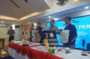 Wakapolres Metro Jakarta Utara, AKBP Rohman Yonky Dilatha menunjukkan ribuan barang bukti obat terlarang hasil pengungkapan kasus. (Posnews/MR)