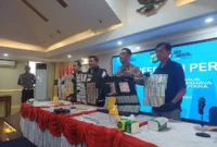 Wakapolres Metro Jakarta Utara, AKBP Rohman Yonky Dilatha menunjukkan ribuan barang bukti obat terlarang hasil pengungkapan kasus. (Posnews/MR)