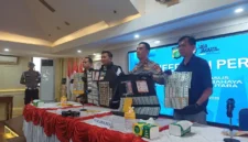 Wakapolres Metro Jakarta Utara, AKBP Rohman Yonky Dilatha menunjukkan ribuan barang bukti obat terlarang hasil pengungkapan kasus. (Posnews/MR)