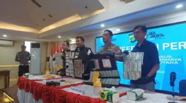 Wakapolres Metro Jakarta Utara, AKBP Rohman Yonky Dilatha menunjukkan ribuan barang bukti obat terlarang hasil pengungkapan kasus. (Posnews/MR)