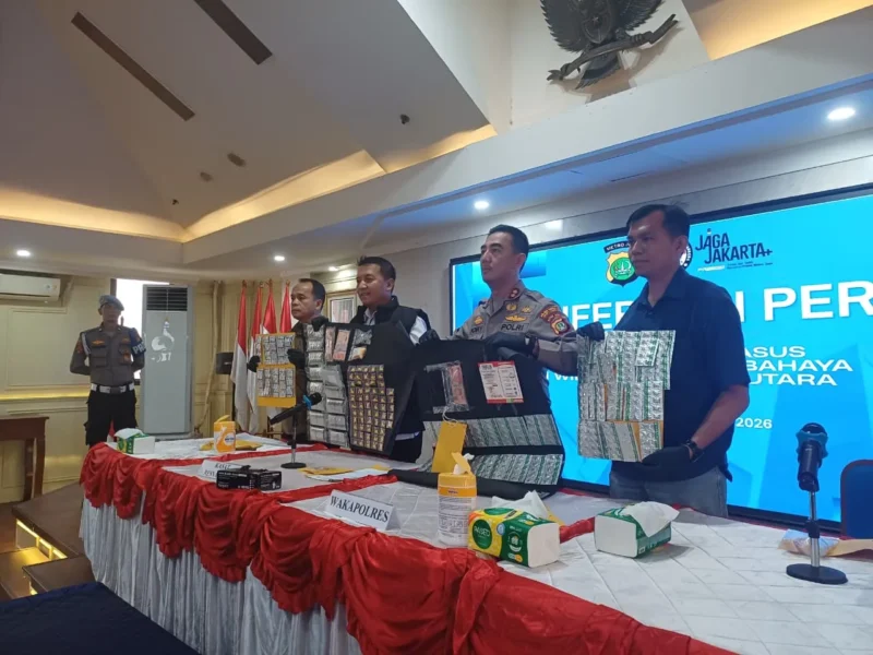 Wakapolres Metro Jakarta Utara, AKBP Rohman Yonky Dilatha menunjukkan ribuan barang bukti obat terlarang hasil pengungkapan kasus. (Posnews/MR)