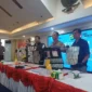 Wakapolres Metro Jakarta Utara, AKBP Rohman Yonky Dilatha menunjukkan ribuan barang bukti obat terlarang hasil pengungkapan kasus. (Posnews/MR)